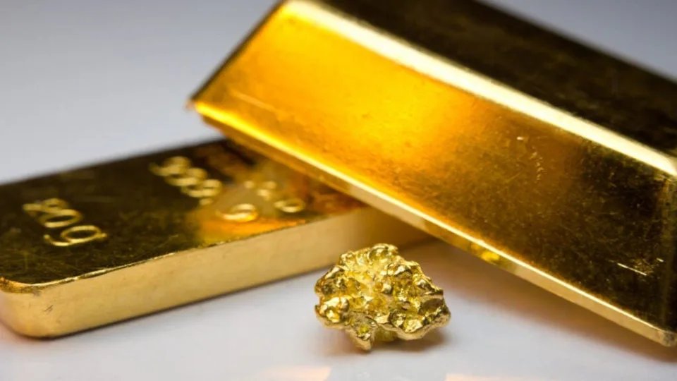 Gold Prices Dip from Near-Record Highs Amid Uncertain US Fed Rate Cut Expectations