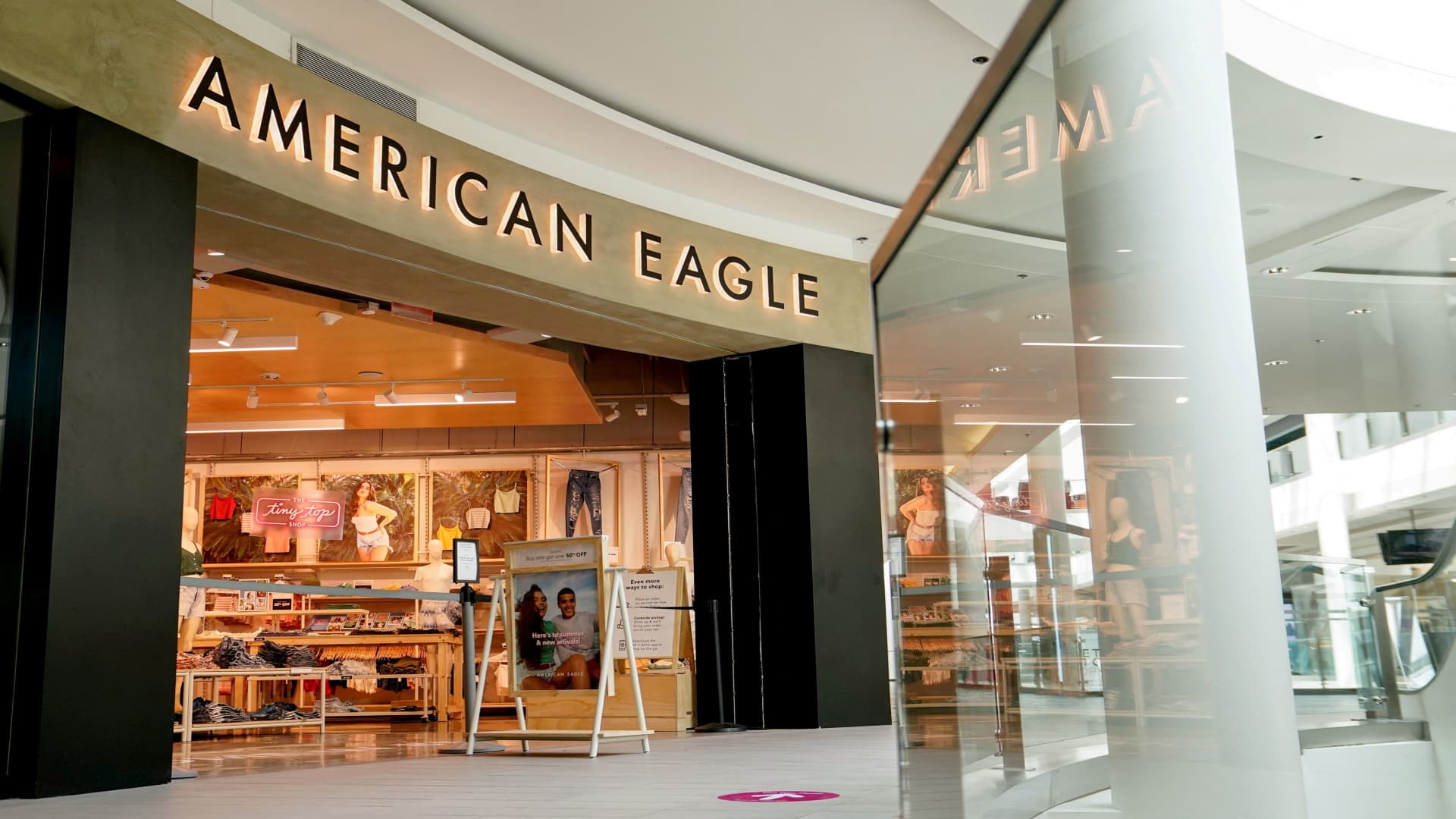 American Eagle Shares Drop 13% Amid Weak Holiday Sales Forecast and Lowered Guidance